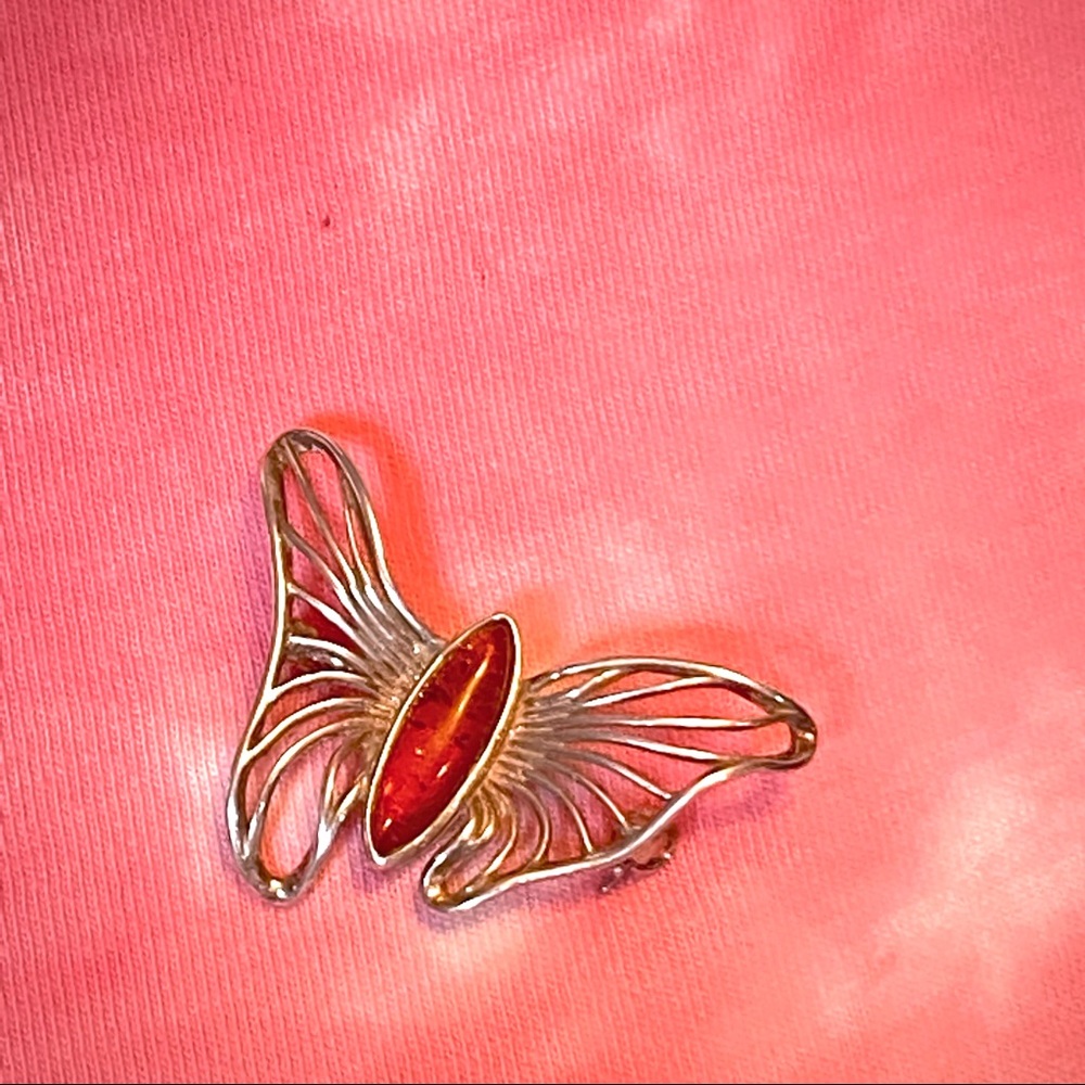 amber stone, set in a sterling silver butterfly pin, with secured clasp. - Picture 9 of 10